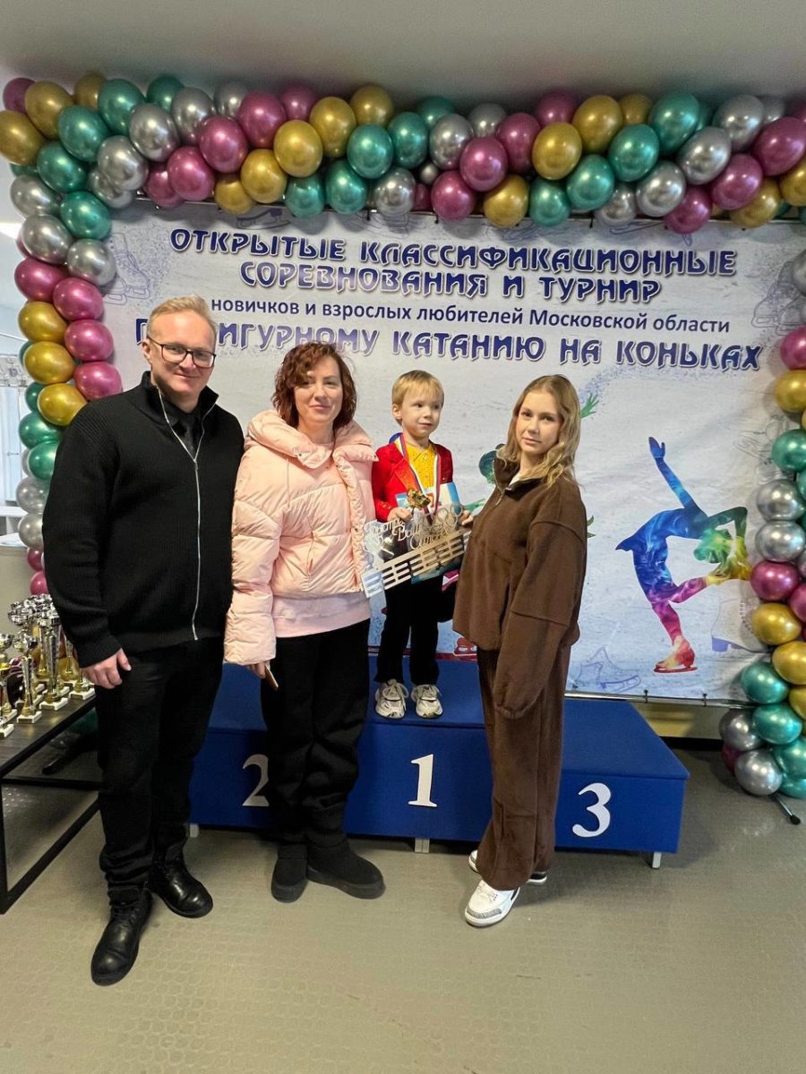 Роман Ирина Вика и Антон Соловьев